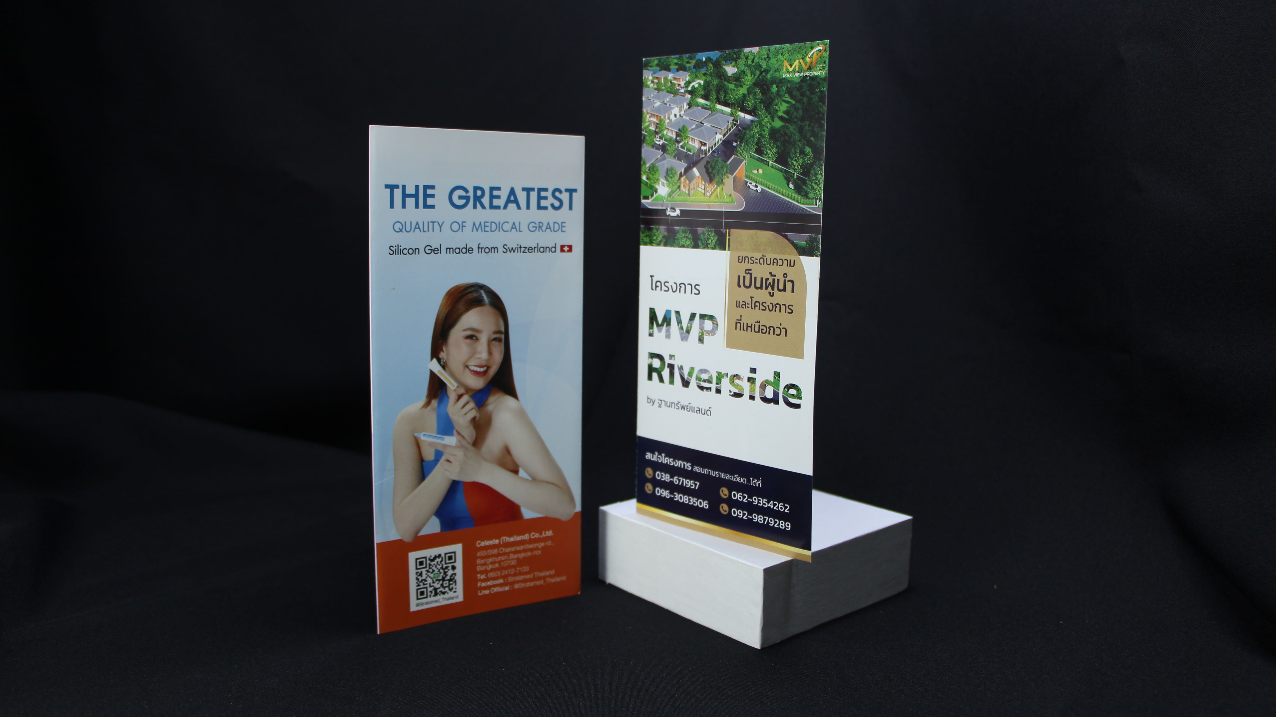 ประเภทของแผ่นพับ แบบพับสองทบ: เป็นการพับครึ่ง ทำให้เกิดเป็นสี่ช่องสำหรับเนื้อหา แบบพับสามทบ: หนึ่งในประเภทที่พบบ่อยที่สุด โดยจะพับเป็นสามส่วน ทำให้เกิดเป็นหกแผ่น แบบพับบานประตู: มีลักษณะเป็นสองแผงด้านข้างที่เปิดเหมือนบานประตูเพื่อเปิดเผยเนื้อหาส่วนกลาง แบบพับรูปตัว Z: จะพับเป็นรูปตัว “Z” สามารถใส่ได้หลายแผงและนำเสนอข้อมูลตามลำดับได้ โบรชัวร์หนังสือเล่มเล็ก: ประกอบด้วยหลายหน้าและมักจะเย็บอานหรือเข้าเล่มเหมือนหนังสือเล่มเล็ก ประโยชน์การใช้งาน 1. การตลาดและการส่งเสริมการขาย ธุรกิจต่างๆ ใช้เพื่อโปรโมตผลิตภัณฑ์และบริการของตนต่อผู้มีโอกาสเป็นลูกค้า พวกเขาสามารถเน้นคุณสมบัติหลัก คุณประโยชน์ และข้อมูลราคาได้ 2. โปรโมชั่นกิจกรรม ใช้สำหรับให้ข้อมูลที่ครอบคลุมเกี่ยวกับการประชุม การสัมมนา งานแสดงสินค้า เทศกาล และกิจกรรมอื่นๆ มักประกอบด้วยตารางเวลา รายละเอียดสถานที่ และข้อมูลการลงทะเบียน เป็นต้น 3. การท่องเที่ยวและการเดินทาง อุตสาหกรรมการท่องเที่ยวอาศัยโบรชัวร์กันอย่างกว้างขวางเพื่อแจ้งให้นักท่องเที่ยวทราบเกี่ยวกับจุดหมายปลายทาง สถานที่ท่องเที่ยว ที่พัก และกิจกรรมในท้องถิ่นนั้นๆ 4. สถาบันการศึกษา วิทยาลัย มหาวิทยาลัย และโรงเรียนจัดทำขึ้นเพื่อดึงดูดนักศึกษาที่สนใจ ซึ่งข้างในมีรายละเอียดหลายอย่าง เช่น ข้อมูลสาขาวิชา สิ่งอำนวยความสะดวกในวิทยาเขต ประวัติคณะ ข้อกำหนดการรับเข้าเรียน เป็นต้น 5. การดูแลสุขภาพและความเป็นอยู่ที่ดี ผู้ให้บริการด้านการดูแลสุขภาพใช้ให้ความรู้แก่ผู้ป่วยเกี่ยวกับบริการทางการแพทย์ ทางเลือกในการรักษา การดูแลป้องกัน และการใช้ชีวิตอย่างมีสุขภาพที่ดี นอกจากนี้ยังกล่าวถึงข้อกังวลและเงื่อนไขด้านการดูแลสุขภาพโดยเฉพาะอีกด้วย 6. องค์กรไม่แสวงหาผลกำไรและผู้สนับสนุน กลุ่มไม่แสวงผลกำไรจัดทำเพื่อสร้างความตระหนักรู้เกี่ยวกับประเด็นทางสังคม สิ่งแวดล้อม และมนุษยธรรม มักมีจุดมุ่งหมายเพื่อระดมการสนับสนุน การบริจาค และอาสาสมัคร 7. การเผยแพร่ข้อมูล รัฐบาลและหน่วยงานบริการสาธารณะจะแจกแผ่นพับเพื่อแจ้งให้สาธารณชนทราบเกี่ยวกับบริการ โครงการ และนโยบายต่างๆ โครงการด้านสาธารณสุข และการเตรียมความพร้อมรับมือกับภัยพิบัติที่อาจเกิดขึ้น 8. แคตตาล็อกผลิตภัณฑ์ ธุรกิจค้าปลีกและอีคอมเมิร์ซออกแบบแคตตาล็อกผลิตภัณฑ์ในรูปแบบโบรชัวร์ เพื่อแสดงผลิตภัณฑ์ ราคา และข้อเสนอพิเศษต่างๆ 9. อสังหาริมทรัพย์ ตัวแทนอสังหาริมทรัพย์ใช้ทำการตลาดอสังหาริมทรัพย์เพื่อขายหรือเช่า ให้รายละเอียดอสังหาริมทรัพย์ ได้แก่ รูปภาพ และข้อมูลติดต่อสำหรับผู้มีโอกาสเป็นผู้ซื้อหรือผู้เช่า 10. ศิลปะและวัฒนธรรม พิพิธภัณฑ์ แกลเลอรี และโรงละครจัดทำโบรชัวร์ขึ้นเพื่อส่งเสริมนิทรรศการ การแสดง และกิจกรรมทางวัฒนธรรม ซึ่งมักประกอบไปด้วยโปรไฟล์ศิลปินและคำอธิบายนิทรรศการ 11. บริการทางการเงิน ธนาคาร บริษัทการลงทุน และบริษัทประกันภัยใช้แผ่นพับสำหรับอธิบายผลิตภัณฑ์ทางการเงิน บริการ และโอกาสในการลงทุนแก่ลูกค้า 12. อาหารและการต้อนรับ ร้านอาหาร ร้านกาแฟ และโรงแรม ใช้เพื่อนำเสนอเมนู อาหารจานพิเศษ สิ่งอำนวยความสะดวก และความสามารถในการจัดกิจกรรม 13. งานแสดงสินค้าและนิทรรศการ ผู้แสดงสินค้าในงานแสดงสินค้าหรือนิทรรศการมักจะแจกแก่ผู้เข้าชม โดยเสนอข้อมูลเกี่ยวกับบริษัท ผลิตภัณฑ์ และรายละเอียดการติดต่อ 14. การสื่อสารองค์กร บริษัทต่างๆ ใช้เพื่อการสื่อสารภายในและภายนอกองค์กร อาจจัดทำคู่มือพนักงาน รายงานประจำปี และประวัติบริษัทในรูปแบบของแผ่นพับ โดยสรุป แผ่นพับหรือโบรชัวร์เป็นเอกสารที่มีขนาดกะทัดรัดและดึงดูดสายตา ซึ่งออกแบบมาเพื่อถ่ายทอดข้อมูลที่จำเป็นอย่างมีประสิทธิภาพ ความคล่องตัวและความเหมาะสมสำหรับวัตถุประสงค์ต่างๆ ทำให้เป็นเครื่องมือที่มีคุณค่าสำหรับการตลาด การศึกษา และการสื่อสาร