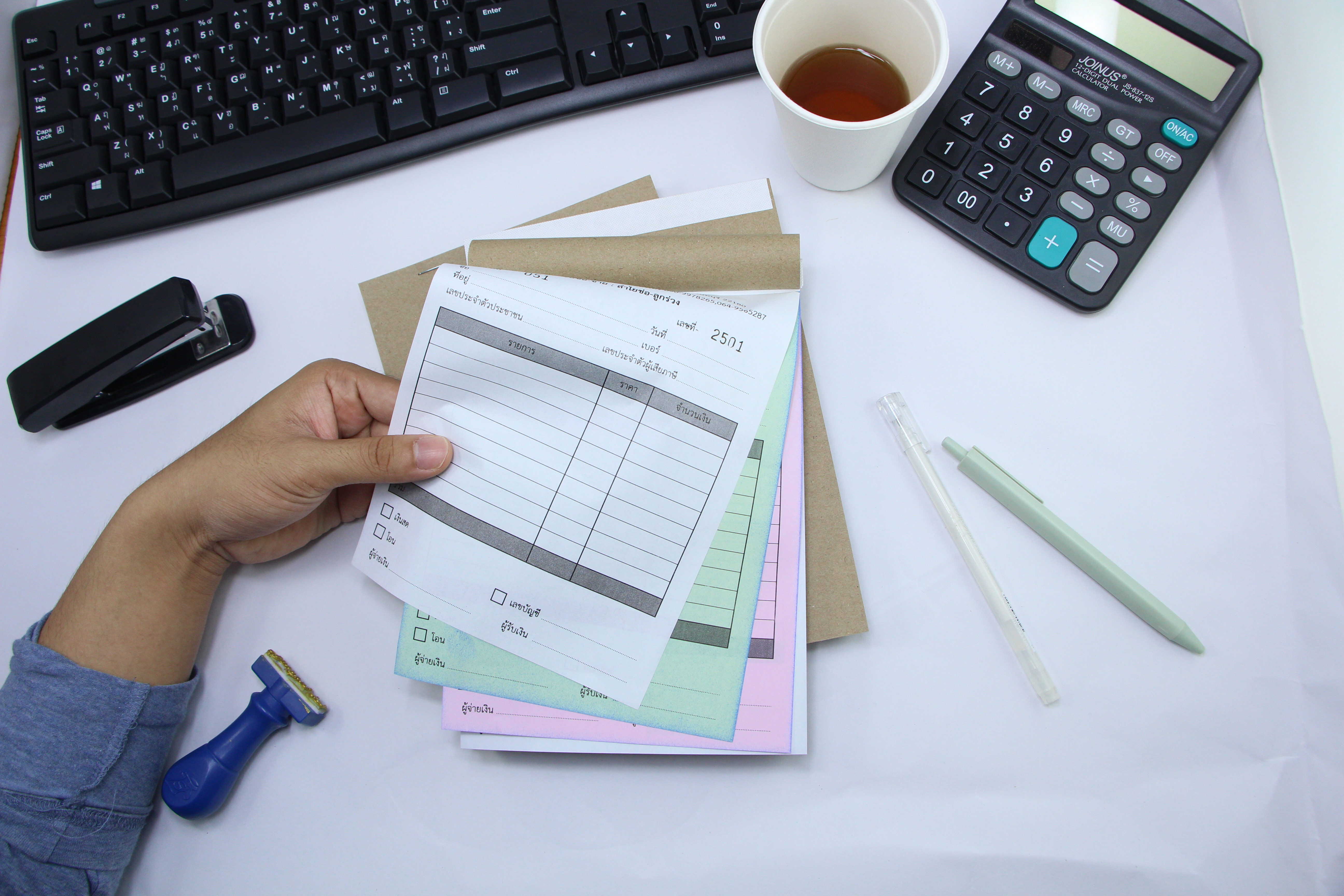 บิลใบเสร็จรับเงินกระดาษคาร์บอน เอกสารหลายสำเนา - กระดาษคาร์บอนได้รับการออกแบบมาสำหรับการทำซ้ำเพื่อสร้างสำเนาเอกสารที่เขียนด้วยลายมือโดยไม่จำเป็นต้องเขียนขึ้นมาใหม่ การก่อสร้างชั้น            กระดาษคาร์บอนประกอบด้วยกระดาษแผ่นบางที่เคลือบด้วยชั้นคาร์บอนหรือวัสดุที่คล้ายกันด้านหนึ่ง เมื่อออกแรงกดบนแผ่นด้านบน ชั้นคาร์บอนจะถ่ายโอนข้อความที่เขียนลงบนแผ่นด้านล่าง กระบวนการถ่ายโอนด้วยตนเอง            หากต้องการสร้างสำเนาซ้ำโดยใช้กระดาษคาร์บอน เอกสารต้นฉบับจะถูกวางบนกระดาษคาร์บอนหนึ่งแผ่นขึ้นไปและแผ่นเปล่าเพิ่มเติม การเขียนหรือการพิมพ์บนเอกสารต้นฉบับจะถ่ายโอนหมึกหรือการพิมพ์ลงบนแผ่นงานด้านล่าง ความพิเศษ            สามารถใช้กระดาษคาร์บอนในการตั้งค่าต่างๆ ที่ต้องใช้สำเนาเอกสารที่เขียนด้วยลายมือหรือพิมพ์ซ้ำ เช่น สมุดใบแจ้งหนี้ สมุดใบเสร็จรับเงิน แบบฟอร์มคำสั่งซื้อ และสัญญาทางธุรกิจ เทคโนโลยีที่ล้าสมัย            แม้ว่ากระดาษคาร์บอนเคยเป็นวิธีการทั่วไปในการสร้างสำเนาซ้ำ แต่ปัจจุบันมีการใช้กระดาษคาร์บอนลดลงอย่างมากเนื่องจากการเข้ามาของการพิมพ์ดิจิทัล การถ่ายเอกสาร และระบบการจัดการเอกสารอิเล็กทรอนิกส์