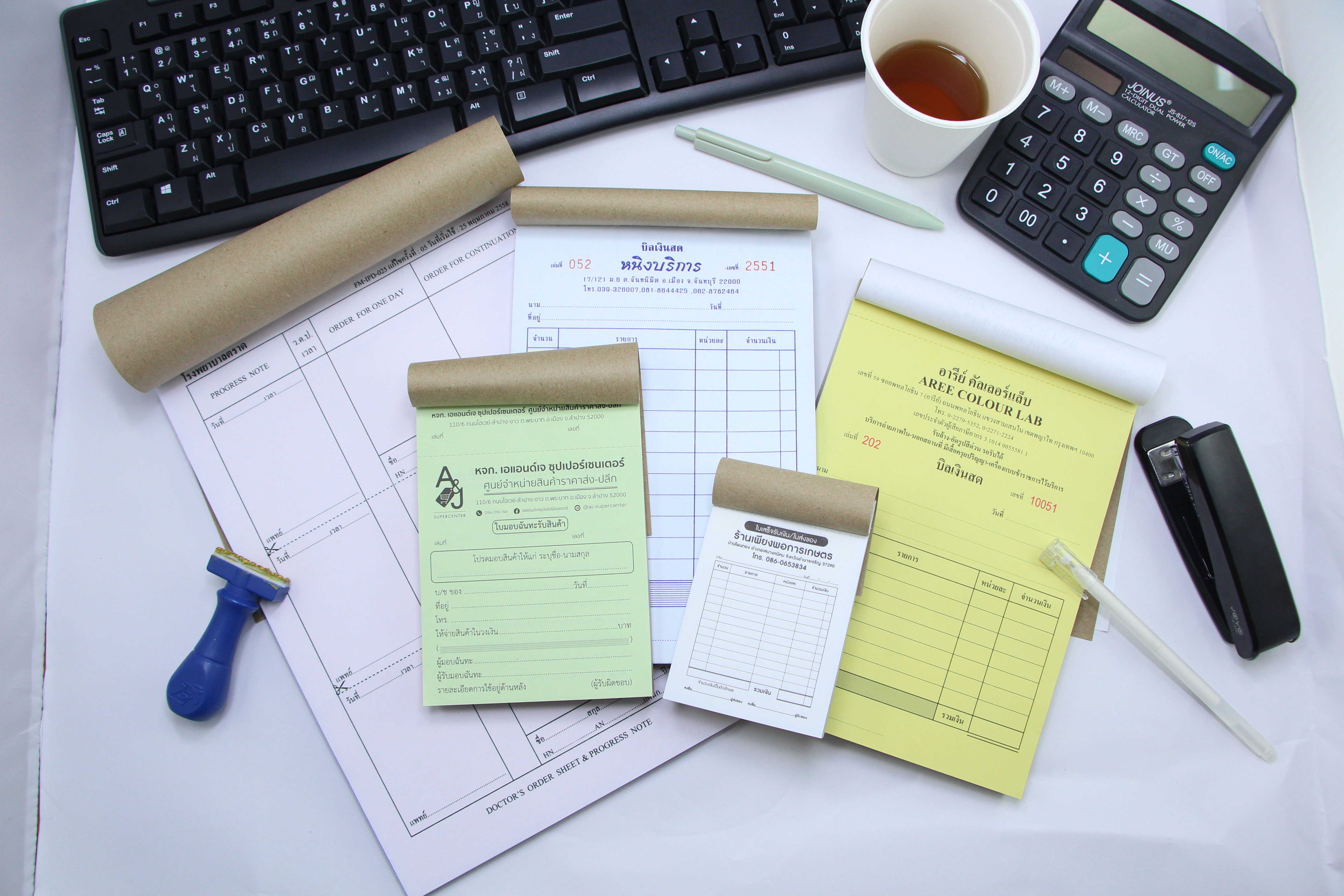 วัตถุประสงค์ - บิลใบเสร็จรับเงินแบบกระดาษธรรมดาใช้เพื่อจัดเตรียมบันทึกธุรกรรมให้กับลูกค้าเป็นหลัก ในขณะที่กระดาษคาร์บอนจะใช้เพื่อสร้างสำเนาของเอกสารที่เขียนด้วยลายมือหรือพิมพ์ซ้ำหรือสามเท่า จำนวนสำเนา            ใบเสร็จรับเงินแบบกระดาษปกติจะสร้างสำเนาบันทึกธุรกรรมได้เพียงสำเนาเดียว ในขณะที่กระดาษคาร์บอนสามารถผลิตสำเนาได้หลายชุดพร้อมกัน การใช้งาน            แบบกระดาษทั่วไปมักใช้ในอุตสาหกรรมค้าปลีก การบริการ และการบริการสำหรับธุรกรรมของลูกค้า ในขณะที่กระดาษคาร์บอนค้นหาการใช้งานในงานธุรการและงานเอกสารต่างๆ ที่ต้องใช้สำเนาเอกสารที่ซ้ำกัน  โดยสรุป บิลใบเสร็จแบบปกติและกระดาษคาร์บอนมีจุดประสงค์ที่แตกต่างกันและใช้เทคโนโลยีที่แตกต่างกัน แม้ว่าใบเสร็จรับเงินแบบกระดาษปกติจะใช้กันอย่างแพร่หลายสำหรับบันทึกธุรกรรมที่มีสำเนาเดียว แต่กระดาษคาร์บอนมีวิธีการทำสำเนาด้วยตนเองสำหรับเอกสารที่เขียนด้วยลายมือหรือตัวพิมพ์ที่ต้องใช้สำเนาหลายชุด