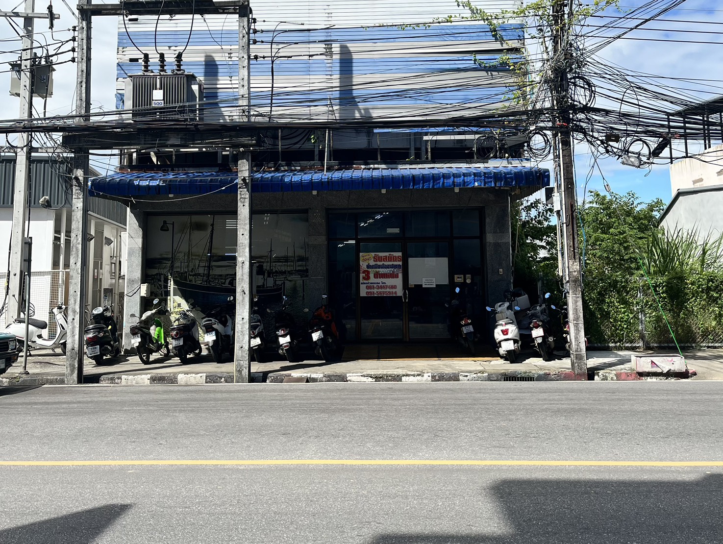 ที่ตั้ง: บริเวณสี่แยกไฟแดงโรงเรียนสฤษดิเดช เวลาเปิดทำการ: วันจันทร์ – เสาร์ 08:30 – 17:30 น. หยุด: วันอาทิตย์ และวันนักขัตฤกษ์ ติดต่อ: ผ่านสาขาเนินศรีบูรพา หรือแอด LINE ID: @Tonchabub