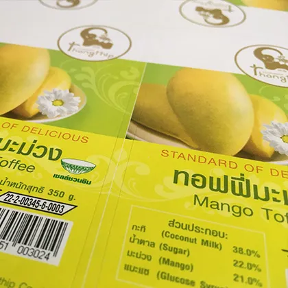 สติกเกอร์PP  Spec  กระดาษ : สติ๊กเกอร์ PP ทนความเย็นได้ -20 องศาเซลเซียส สี : 4 สี 1 ด้าน ขนาด กว้าง :   1- 32 ซม. ยาว   :   1- 32 ซม. งานที่เสร็จแล้ว : ไดคัท และ ใส่กล่อง เวลาที่ใช้ในการผลิต : 15 วัน การใช้งาน : สติกเกอร์ฉีกไม่ขาด เหมาะกับงานสินค้าที่เกี่ยวข้องกับความเย็น เช่นสินค้าที่ต้องแช่เข็งหรือแช่เย็น